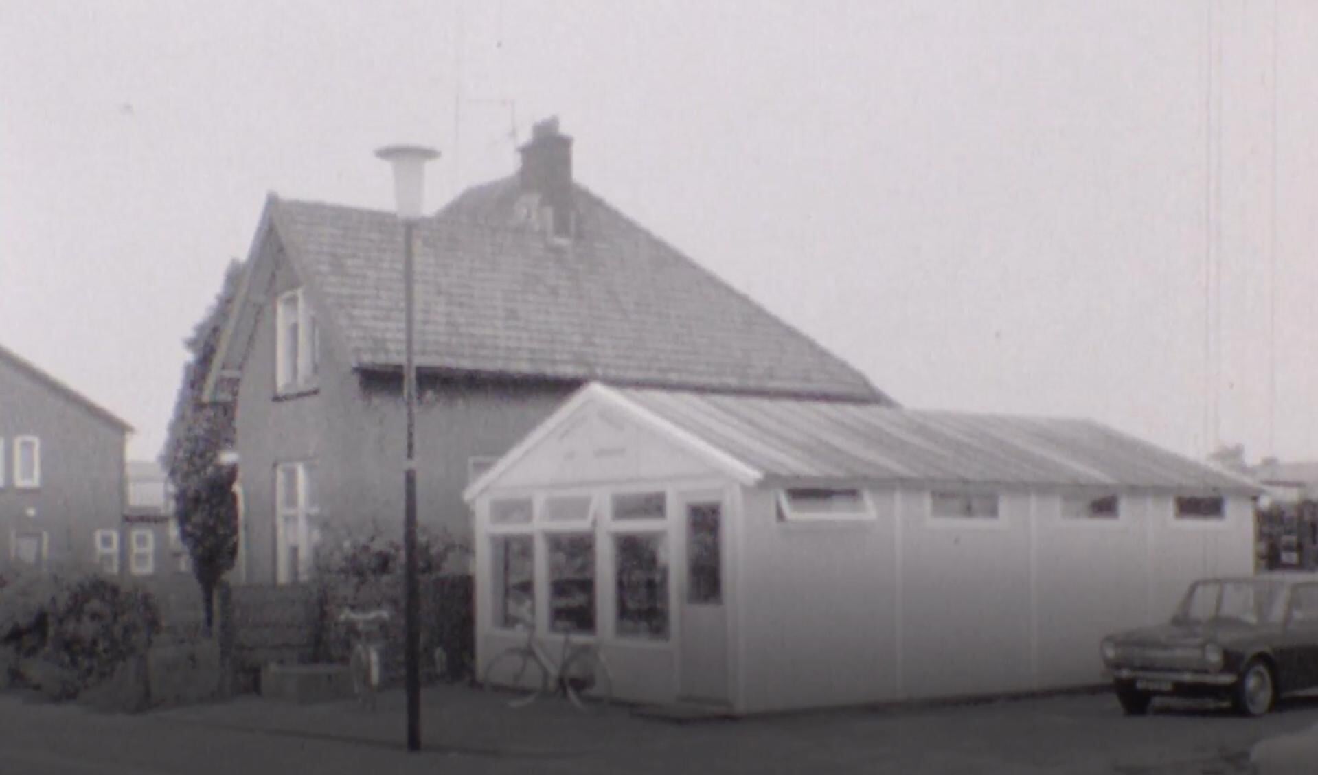 De onderwijzerswoning in 1968, toen er kort een noodwinkel (groenteboer) naast stond
