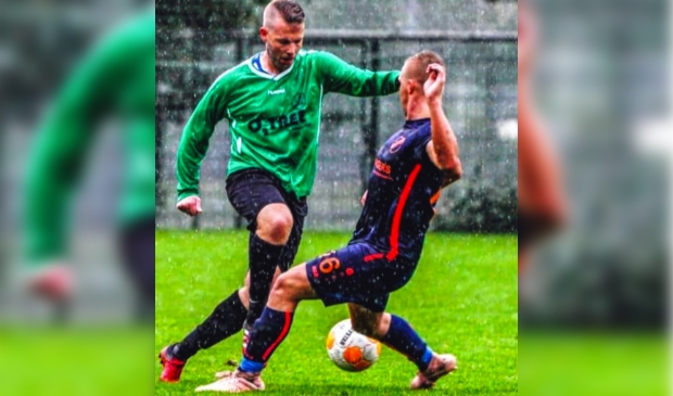 <p>Mike van de Krol (rechts nr 6) terug op het oude Harskampse nest.</p>