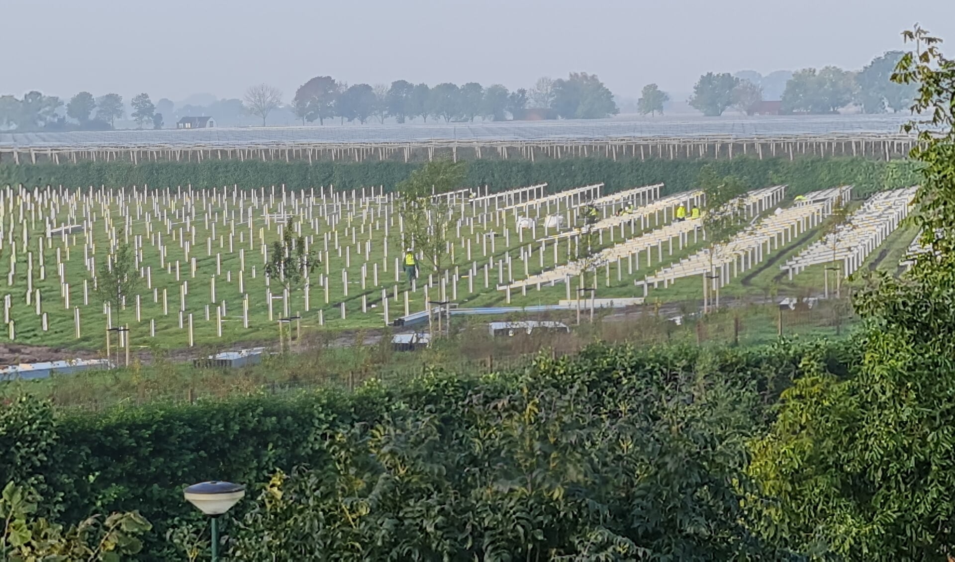 Het in aanbouw zijnde park gezien vanaf de andere kant van de Rijnsloot (archief 26 oktober 2021)