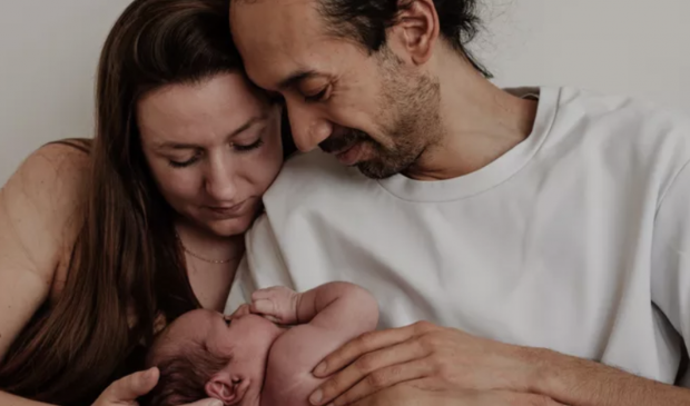 <p>Dave Martens met vriendin Zena en hun dochtertje Narumi Rose. </p>