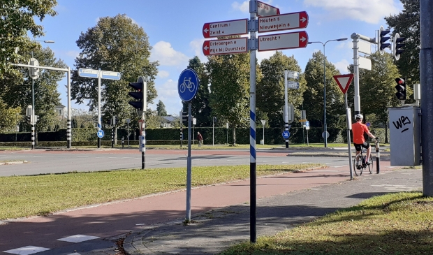 De kruising van de Provinciale weg en de Van Zijldreef zou de gemeente graag vervangen door een rotonde.