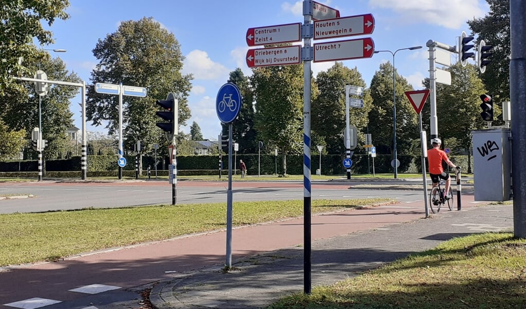 De kruising van de Provinciale weg en de Van Zijldreef zou de gemeente graag vervangen door een rotonde. 