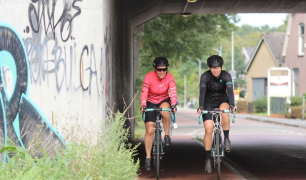 De twee koplopers van de wielrennersgroep van de Charim Ride vlak voor ze aankomen bij de finish op de Wiltonstraat.