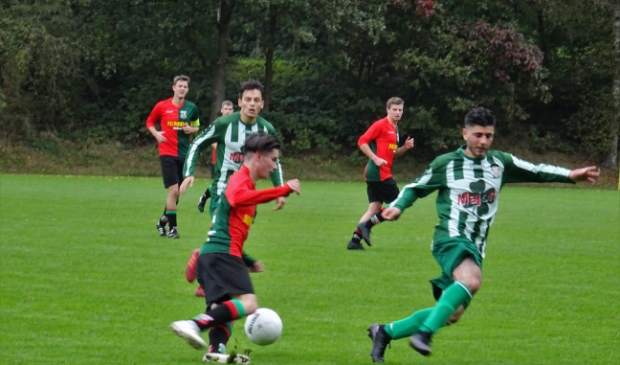 <p>WAVV-aanvaller Mike van Schaik zet tegenstander Ahmed Alsayed op het verkeerde been.</p>