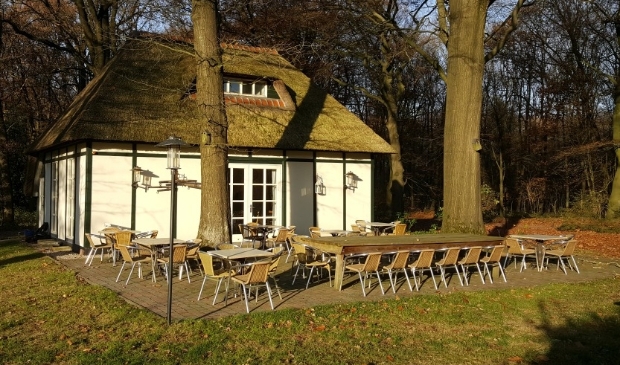 <p>John Bardale houdt in het karakteristieke koetshuis bij de kledingwinkel een Meubel Event.</p>