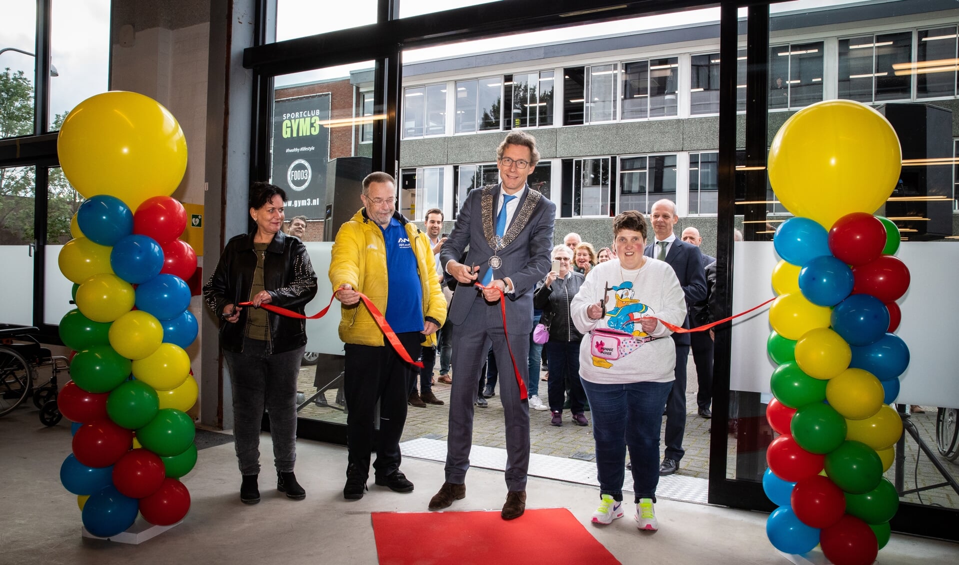 Burgemeester Tjapko Poppens verricht de opening met Mariska van de Rotten, Bert Verleur en José de Knegt.
