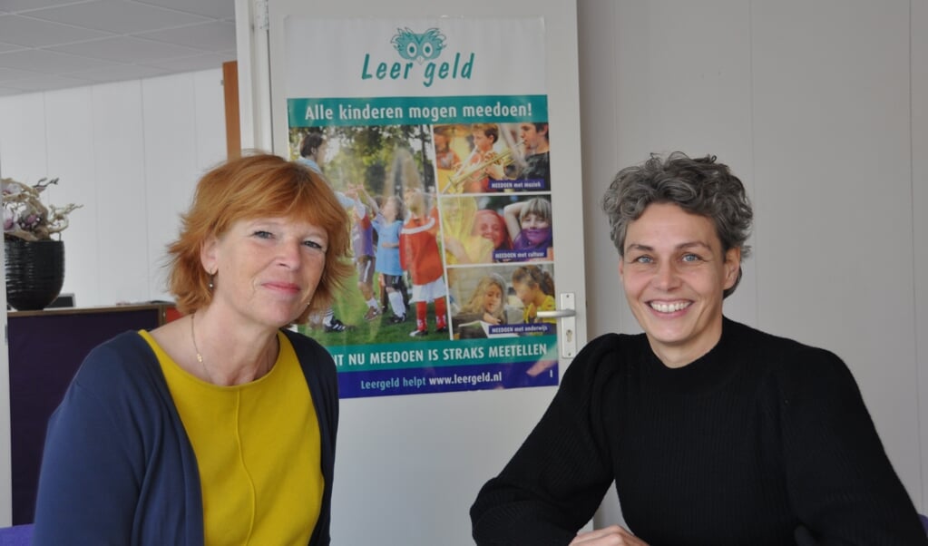 Miranda de Graaf (r) in gesprek met Jacqueline Franssens van Stichting Leergeld De Bilt.