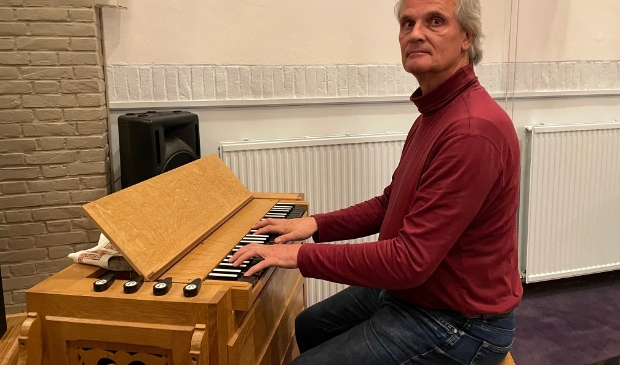 Wybe Kooijmans speelt op een kistorgel