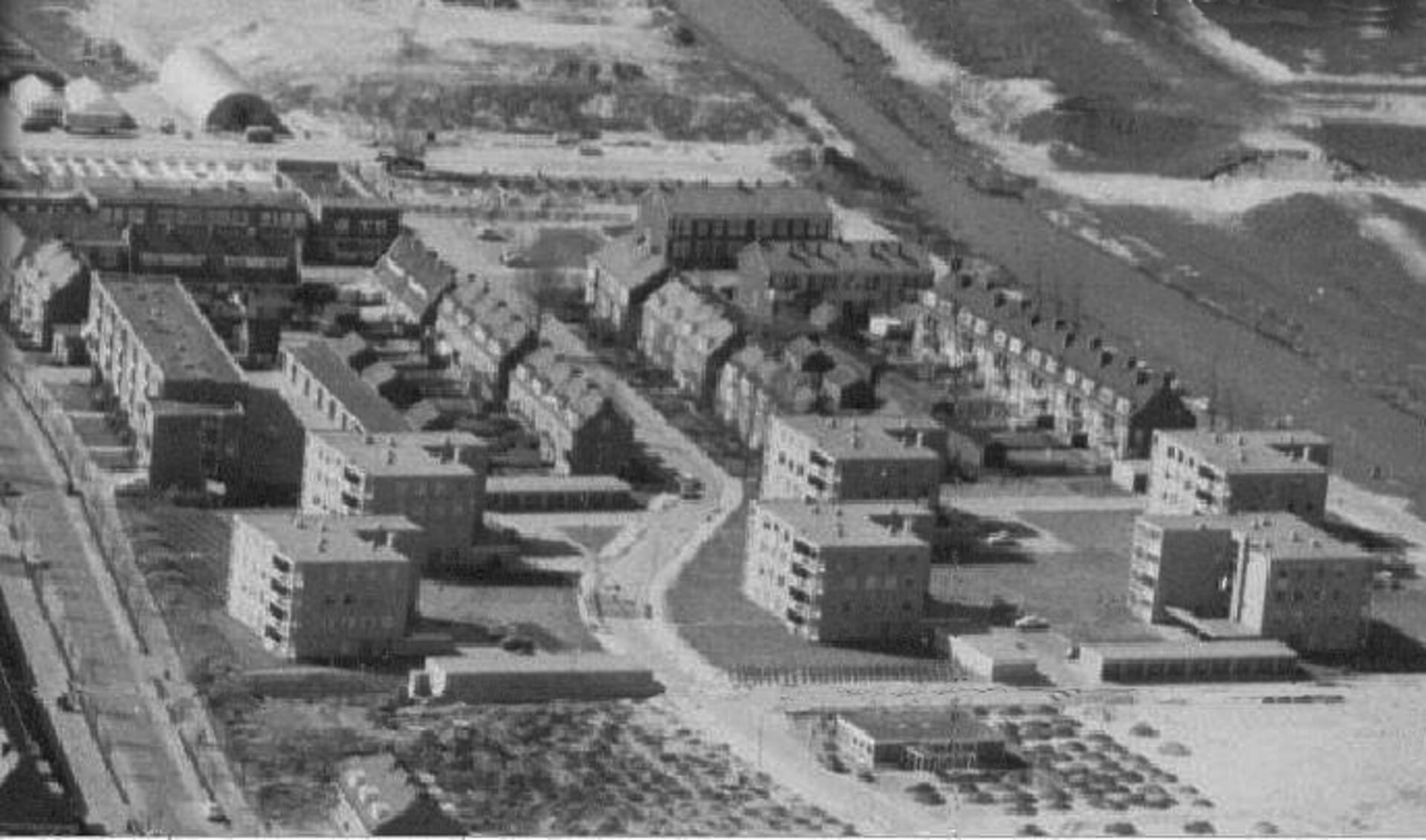 1968: Waddenland, laat de omgeving van de locatie zien: 6 woonblokjes van Pot-Keegstra.