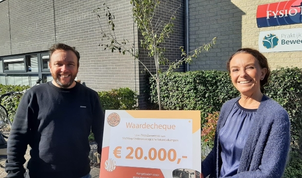 <p>Sam Schaftenaar (FysioTotaal) overhandigt de cheque aan Sylvia van Eijk van Stichting ZieZoZomerZooi.</p>