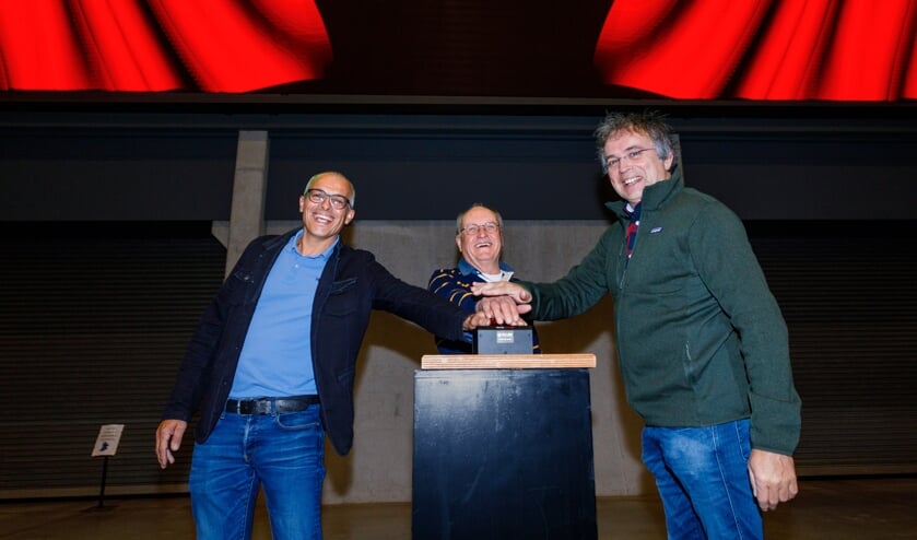Harry Beijer (bestuurslid coöperatie Plantion), Henk Buurman (voorzitter Groothandelscentrum Plantion) en Hans Scholten (voorzitter Commissie van de Handel Plantion) stelden het led-scherm met een druk op de knop officieel in werking.
