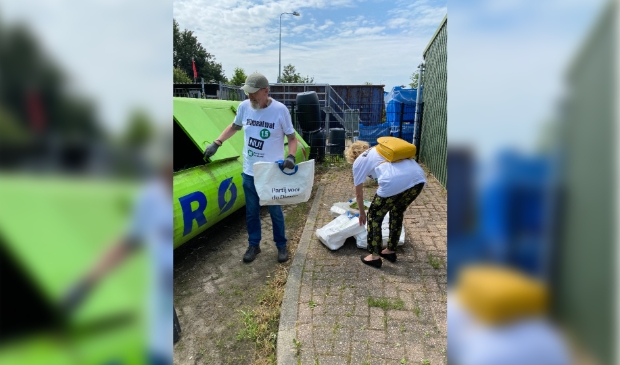 Werkgroep PvdD levert zwerfafval in bij de milieustraat