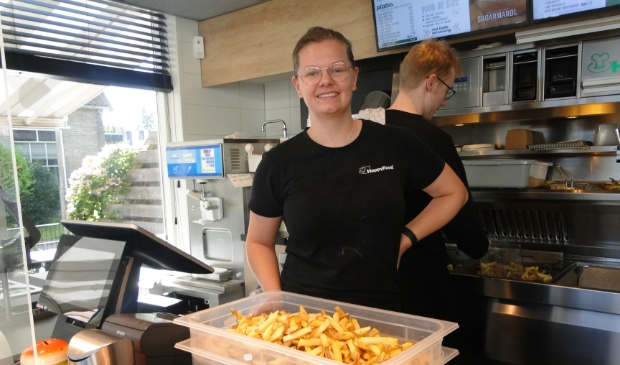 <p>Claudia Mulder maakt en lekker patatje klaar in cafetaria Happy Food.</p>