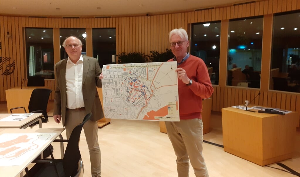 Adriaan Haartsen (links) en Ben Olde Meierink tonen het resultaat van de inventarisatie