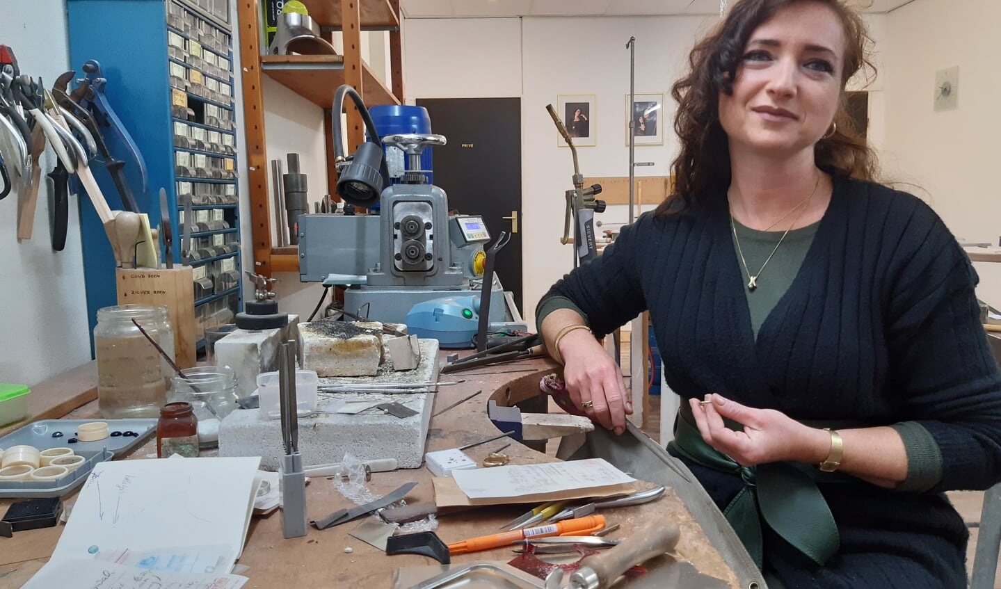 Charlotte Vogel houdt van creëren en werkt graag in haar atelier aan de Laanstraat aan haar sieraden.