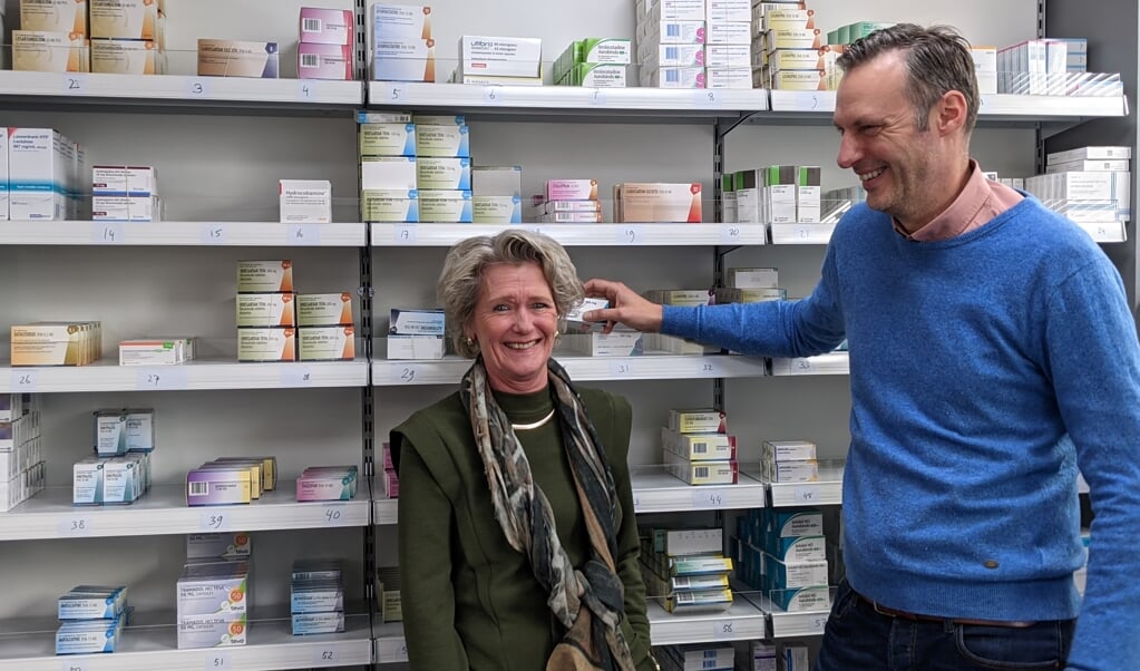 Sonja Nimberg draagt de apotheken in Doorn en Maarn over aan Kyros Mes.