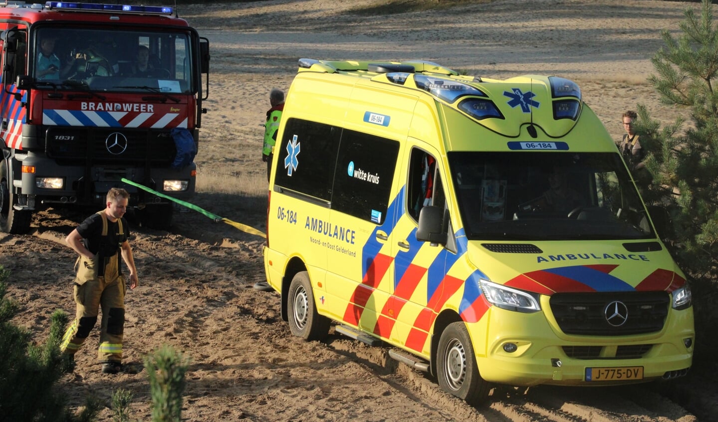 Brandweer trekt ambulance los uit het mulle zand op Beekhuizerzand