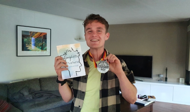 <p>Kaj is trots op zijn boek en op zijn medaille</p>