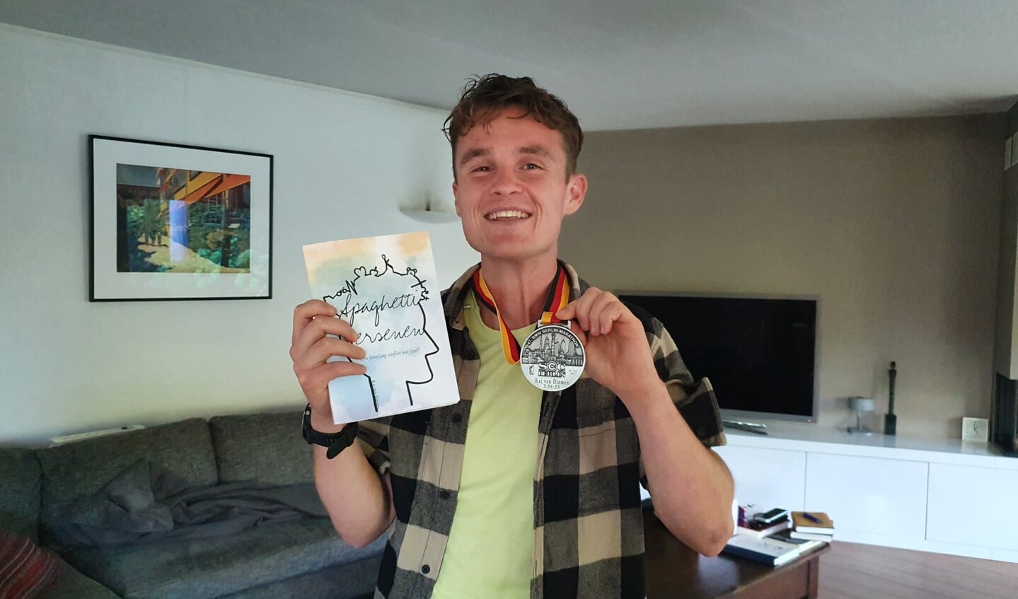 Kaj is trots op zijn boek en op zijn medaille