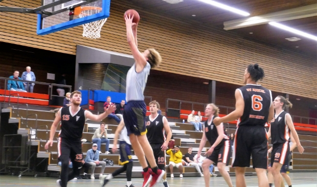 <p>Bram Koning (nummer 16) met een dunk. </p>