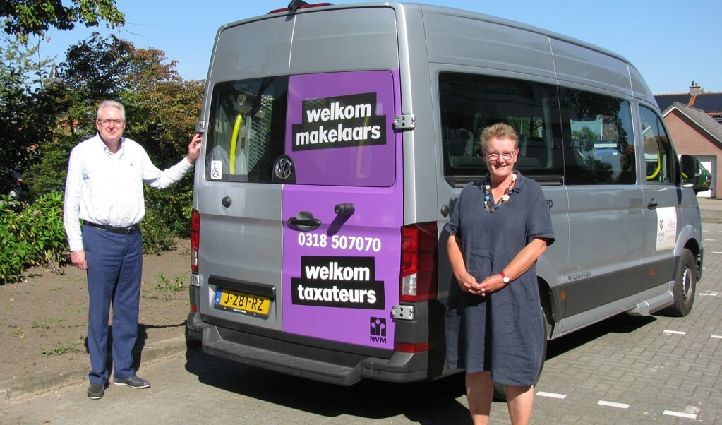 Herman Bosman en Frédérique van Wijk bij de bus van Veens Welzijn. ,,We ervaren heel veel waardering van de mensen die wij vervoeren."