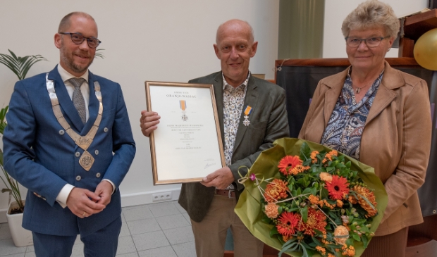 <p>Burgemeester Jan Nathan Rozendaal, dirigent Herman Witter en zijn vrouw,</p>