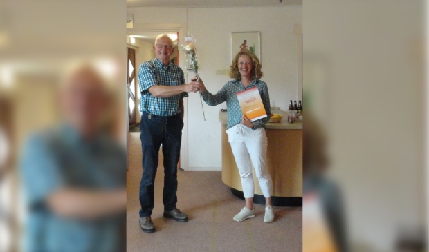 <p>Petra Reinders is toegetreden als SchuldHulpMaatje. Wim Doorn overhandigt haar het certificaat. Nieuwe maatjes zijn welkom.</p>