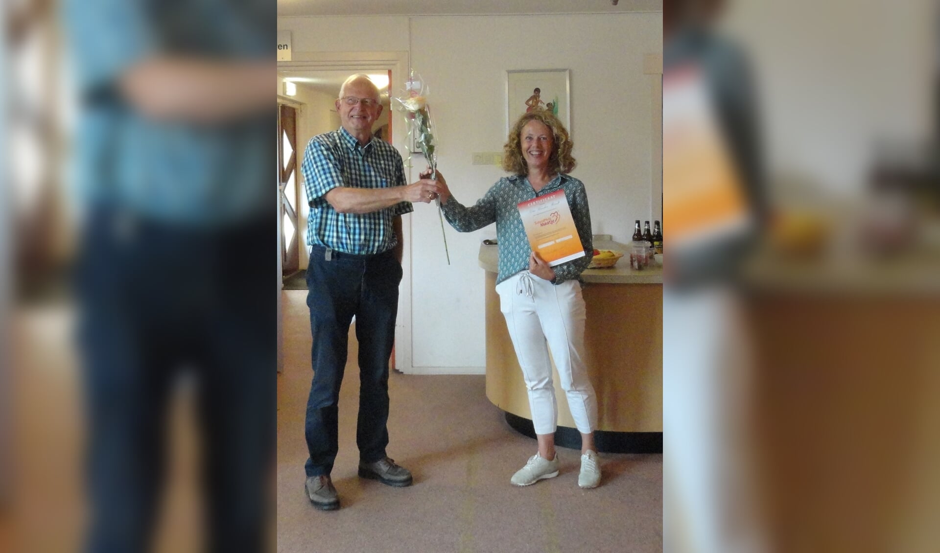 Petra Reinders is toegetreden als SchuldHulpMaatje. Wim Doorn overhandigt haar het certificaat. Nieuwe maatjes zijn welkom.