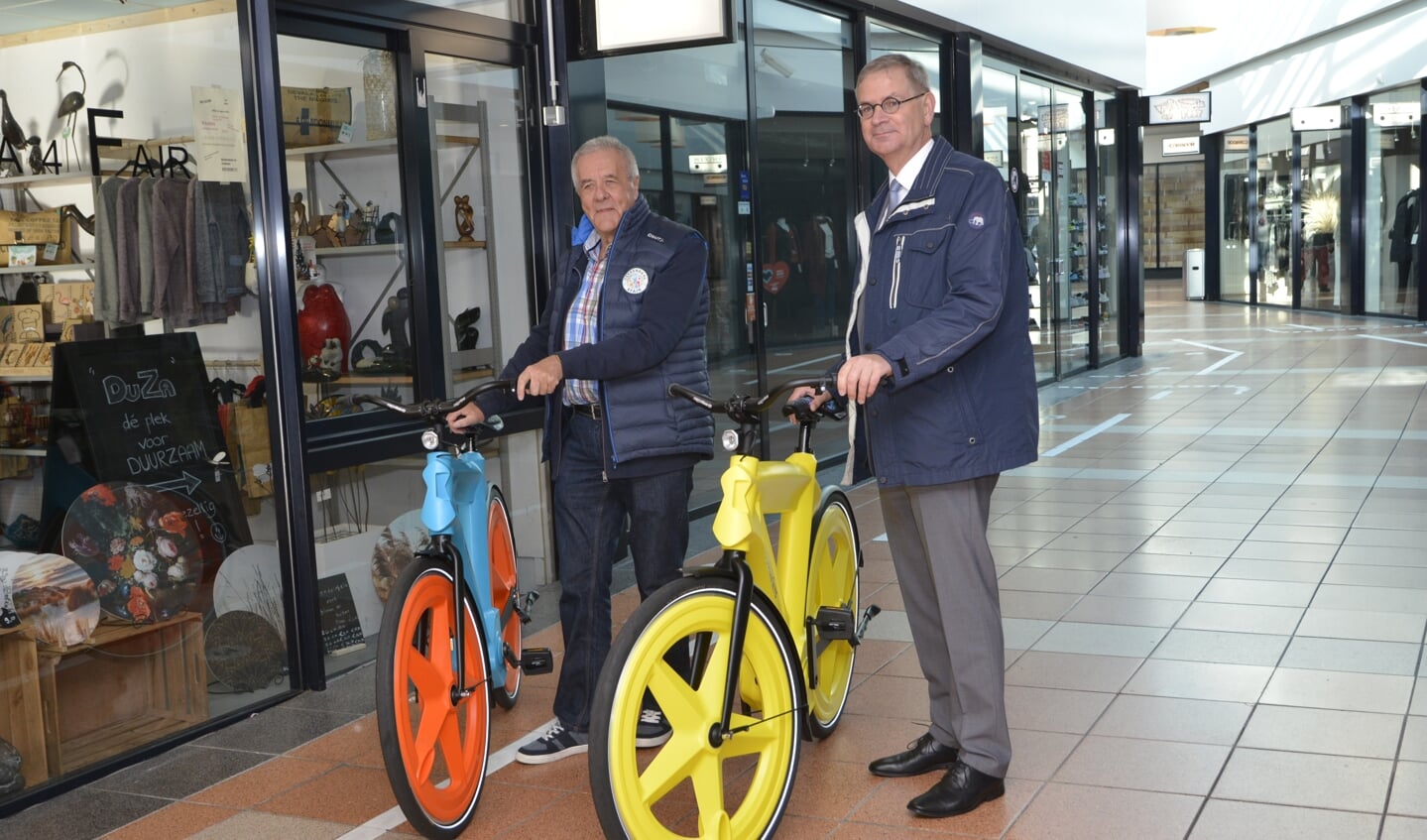 Wim Bakker van Trefpunt Duurzaam en wethouder Marco Verloop bij twee nieuwe ontwerpen van de twee jaar geleden geïntroduceerde recyclefiets. 