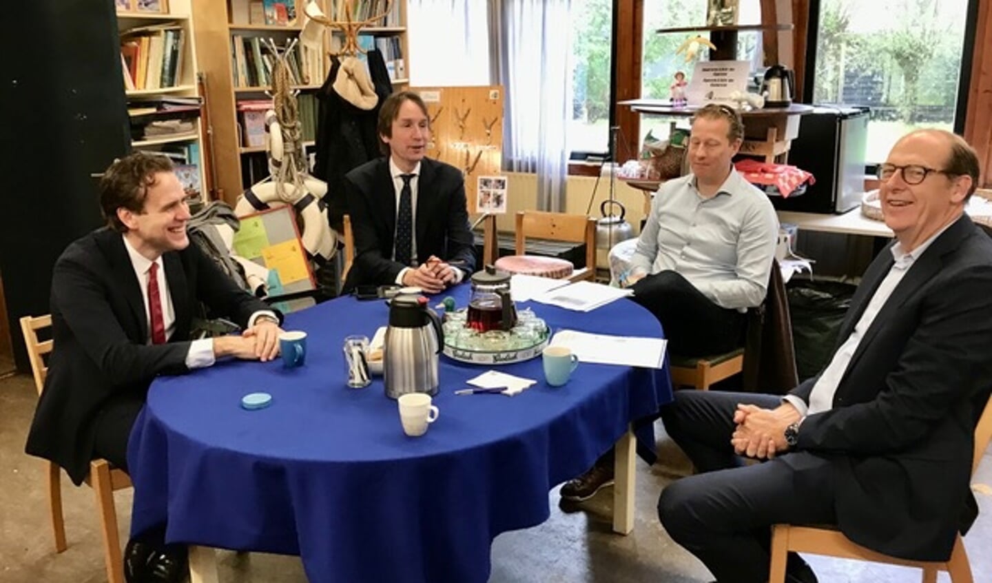 De wethouders Marijn van Ballegooijen, Herbert Raat, Frank Berkhout en Jan Kooiker van Rotary Amstelveen-Amstel.