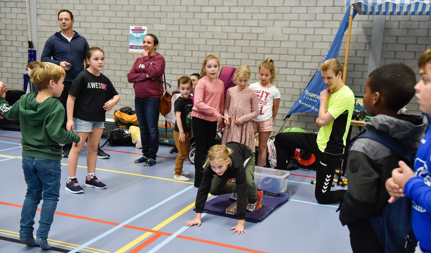 Klaar voor de start van een sportcarrière. Kinderen konden vrijdagmiddag kennismaken met uiteenlopende takken van sport.