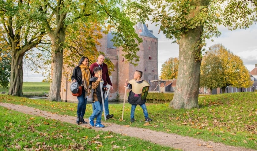 Wandelen in een herfstdecor op de wallen rondom Slot Loevestein