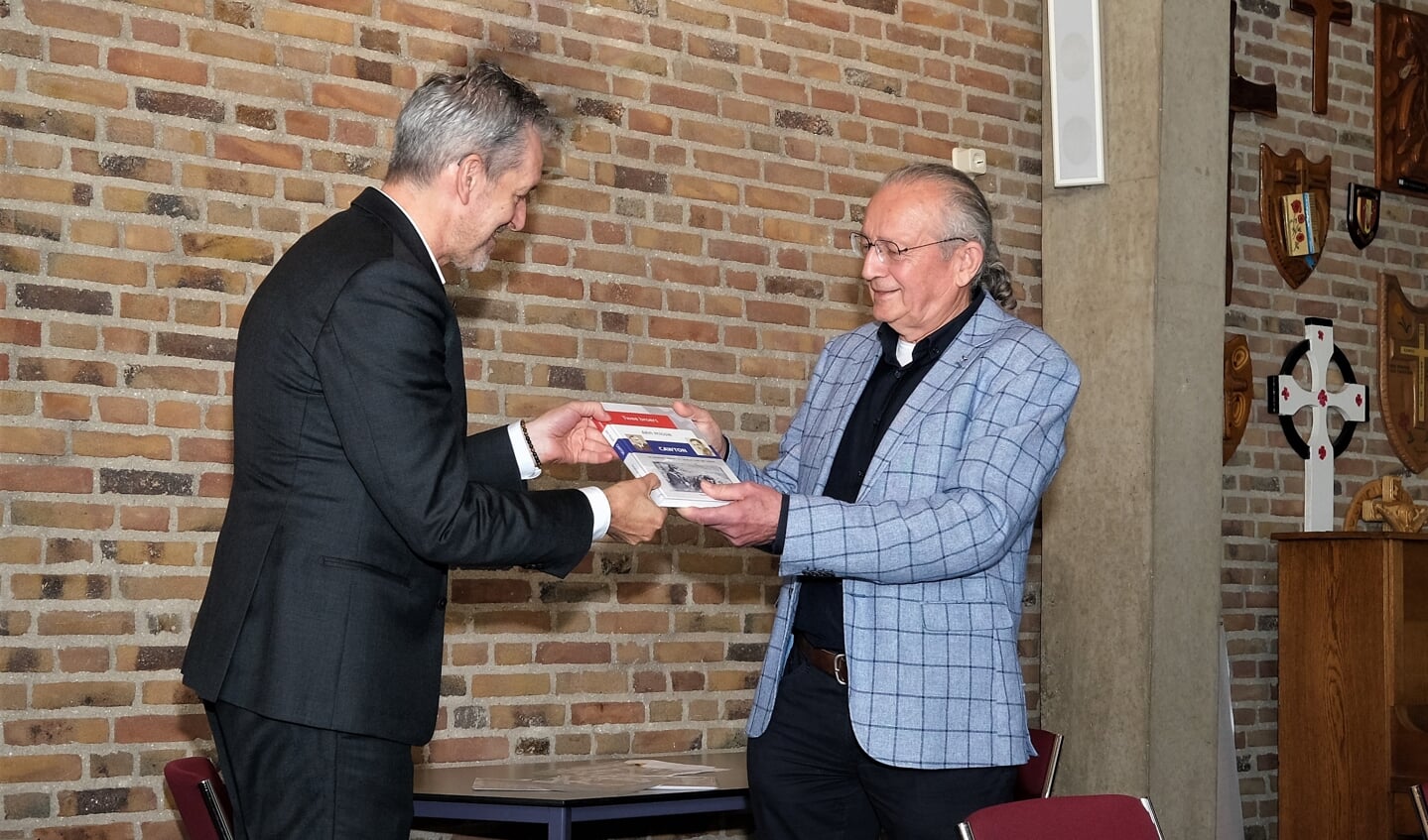 Burgemeester Hans van der Pas ontvangt het eerste boek.