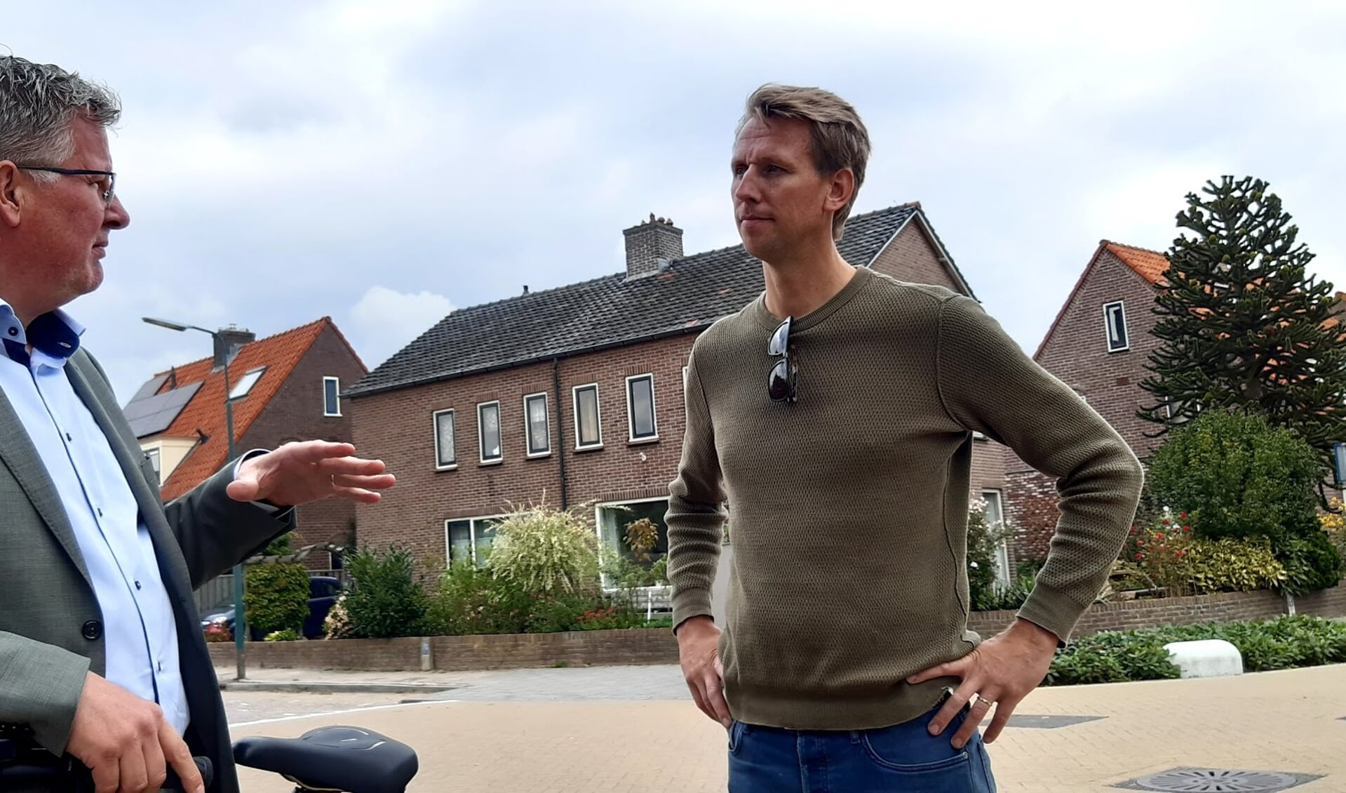 Wethouder Jocko Rensen en Rick Berkhout in gesprek op het kruispunt Molenweg met de Zuster Spinhovenlaan