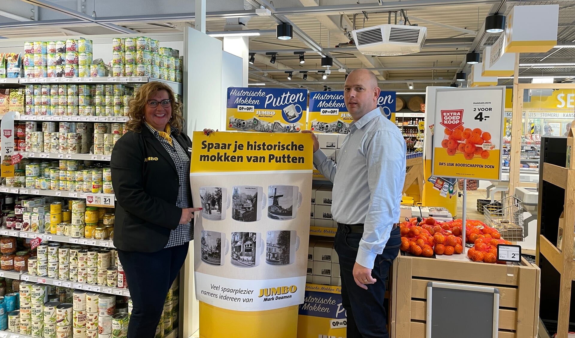 Hoofdkassière Mirjan samen met supermarkteigenaar Mark Daamen nodigen uit om zes historische mokken te sparen.