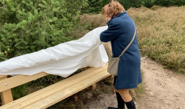 Willeke Landman onthult het bankje.