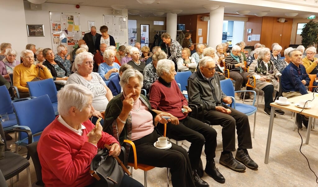 De leden van Senioren Belangen tijdens de pauze van de film “Pavarotti”.