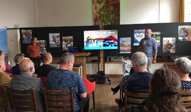 <p>Ruim veertig cultuurmakers waren aanwezig om samen te brainstormen over hoe het veelzijdige kunst- en cultuuraanbod van de gemeente Velsen weer en meer op de kaart gezet kan worden.</p>