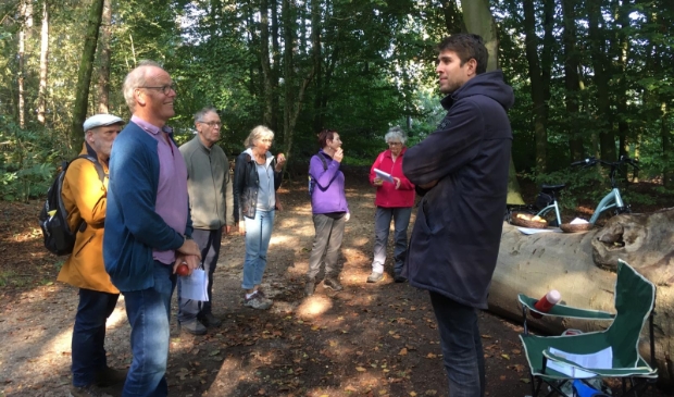 Post Laarsenberg - wandelaars krijgen uitleg van Joeri
