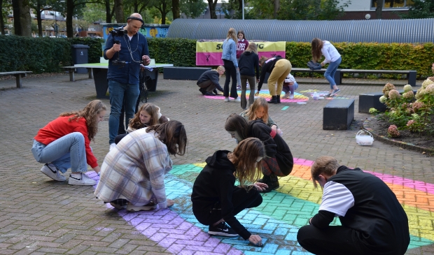 Een heel schoolplein vol regenboogvlaggen