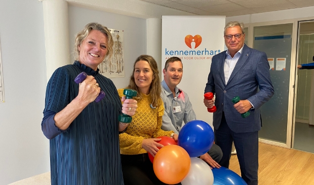 Annemieke de Vries, teamleider Behandeldienst Marijke Bol, wijkverpleegkundige Raymond Sprokamp en wethouder van Haeften