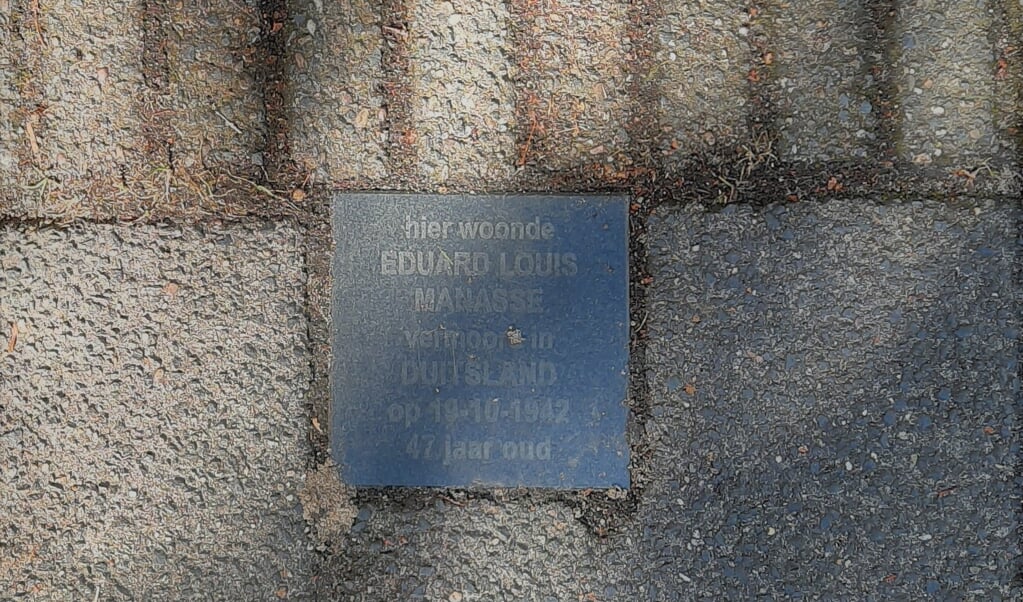 De 'onleesbare' struikelsteen bij de Schimmelpenninckstraat 26a. 