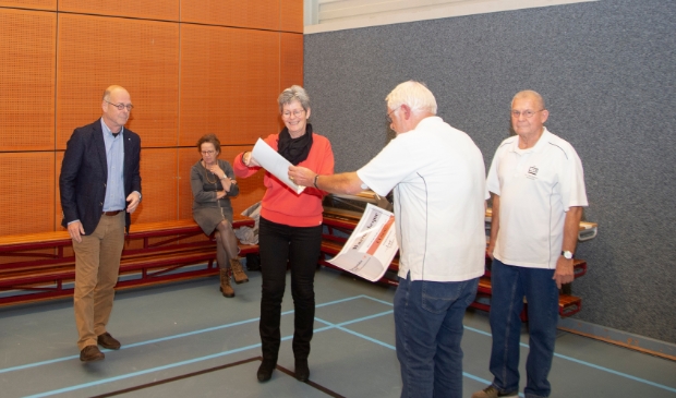 <p>Eddy Meijerink overhandigt een cheque aan Akkie Heeres (Kinderhospice Binnenveld); links Jacob Boska (Toon Hermanssalon) en rechts Wim Wijnveen (organisatie bedrijfsvolleybal)</p>