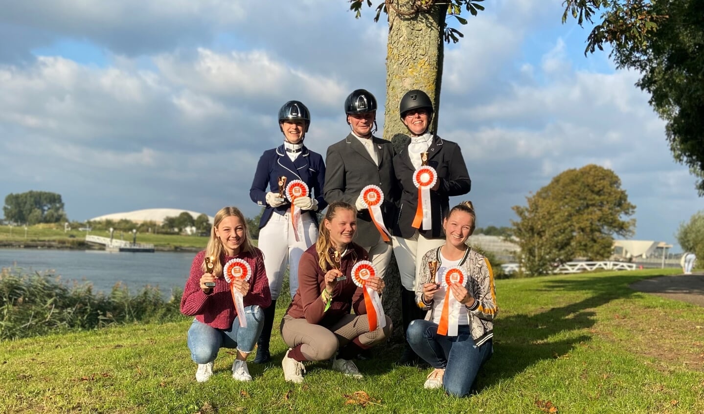 (onder v.l.n.r.) B/L-team : Soraya de Reus, Naomi de Jong, Evi Boer (boven v.l.n.r.) M/ZZL-team : Marijke van den Adel, Dennes Mieras, Anneloes de Kreij