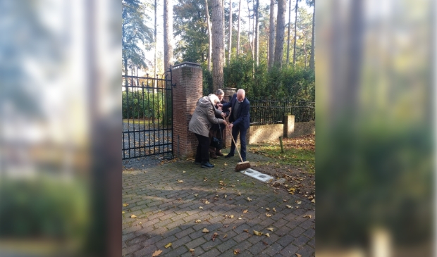 Wethouder Fluitman onthult met nabestaanden gedenkstenen