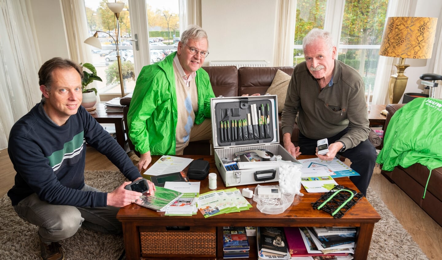 Energieregisseur Catrinus Nouta en energie-ambassadeurs Rijk van Dam en Nico van Maanen laten de inhoud van de 'duurzaamheidskoffer' zien.