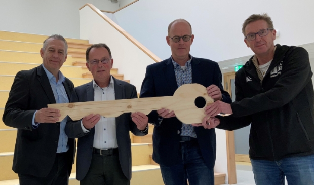 <p>Van der Leij (aannemer), wethouder Leen van der Maas, schooldirecteur Albert Magré en de directeur van sportbedrijf Nunspeet, Titus Mennen (v.l.n.r.)</p>