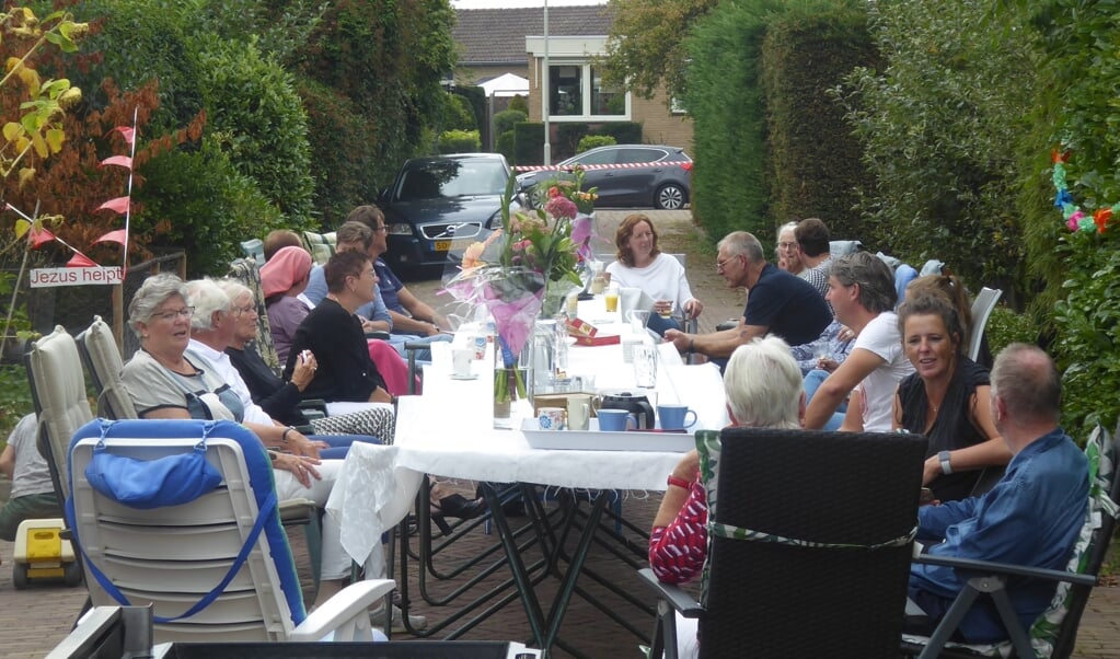 De straat werd afgezet voor de BBQ op Burendag