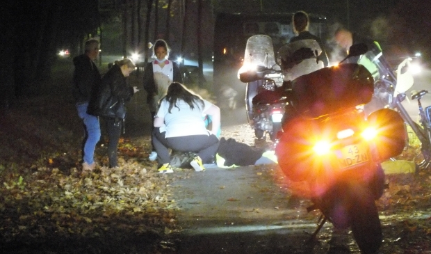 <p>Voorbijgangers ontfermden zich over het slachtoffer, totdat de ambulance arriveerde.</p>