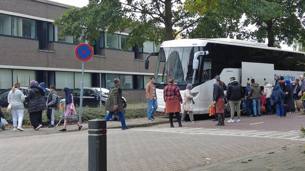 Bus met vluchtelingen voor AZC in voormalig belastingkantoor